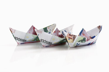 Origami-Papierschiffchen aus Euro-Noten auf weißem Hintergrund - 13043CS-U