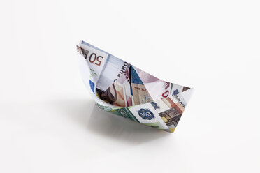 Origami-Papierboot mit Euro-Noten auf weißem Hintergrund - 13042CS-U