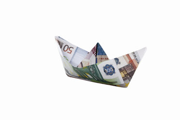 Origami-Papierboot mit Euro-Noten auf weißem Hintergrund - 13040CS-U