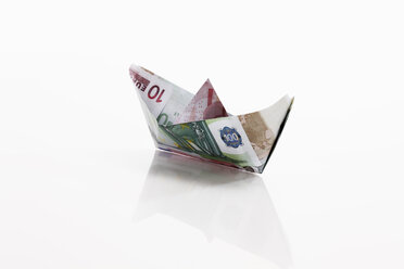 Origami-Papierboot mit Euro-Noten auf weißem Hintergrund - 13039CS-U