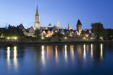 Deutschland, Ulm, Ansicht der Stadt mit der Donau im Vordergrund - WDF00731