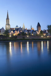 Deutschland, Ulm, Ansicht der Stadt mit der Donau im Vordergrund - WDF00730