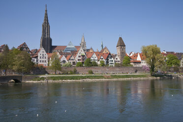 Deutschland, Ulm, Blick auf die Stadt mit der Donau - WDF00722