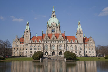 Deutschland, Hannover, Blick auf das Rathaus über den Teich - WDF00706