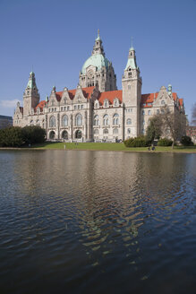 Deutschland, Hannover, Blick auf das Rathaus über den Teich - WDF00705