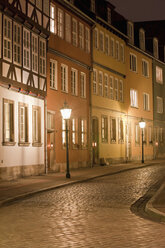 Deutschland, Hannover, Kreuzstraße, Stadtstraße mit Häuserzeile bei Nacht - WDF00701