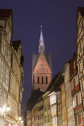 Deutschland, Hannover, Kramerstraße, Häuserzeile und Kirche in der Abenddämmerung - WDF00699