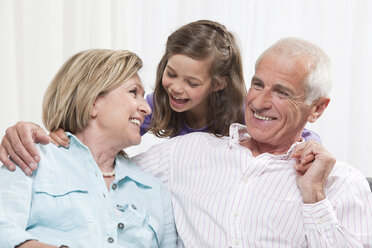 Enkelin (6-7) und Großeltern genießen, lächelnd - CLF00875