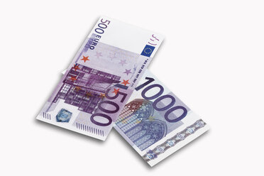 500- und 1000-Euro-Scheine auf weißem Hintergrund, Nahaufnahme - 13124CS-U