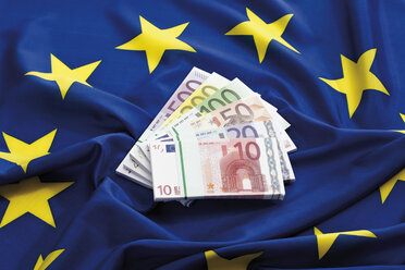 Euro-Banknoten aufgefächert auf der Flagge der Europäischen Union - 13110CS-U