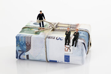 Managerfiguren auf einer Verpackung von Euro-Banknoten - 13079CS-U