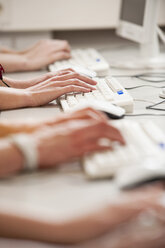 Deutschland, Emmering, Studenten benutzen Computer im Computerraum - RNF00369