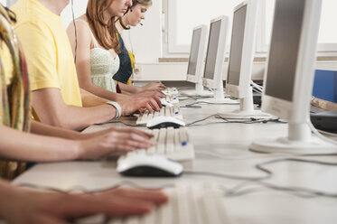 Deutschland, Emmering, Studenten benutzen Computer im Computerraum - RNF00368