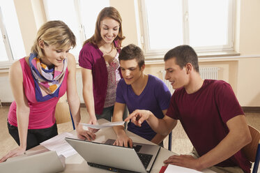 Deutschland, Emmering, Studenten diskutieren und benutzen Laptop - RNF00286