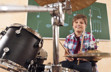 Deutschland, Emmering, Jugendlicher (14-15) spielt Schlagzeug, Porträt, lächelnd - WESTF14720