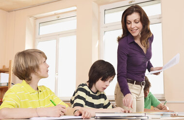 Germany, Emmering, Teacher explaining students in classroom - WESTF14706