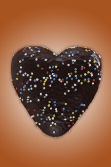 Herzförmiger Keks vor farbigem Hintergrund - TLF00483