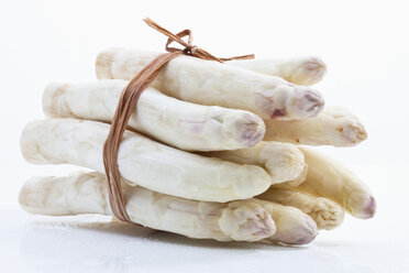 Bundle of white asparagus on white background - MAEF02318