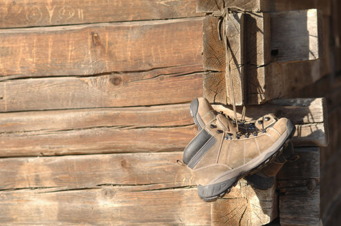 Deutschland, Ammersee, Wanderschuhe hängen an Holzhütte - ASF04091