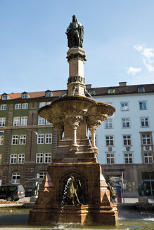 Österreich, Tirol, Innsbruck, Blick auf den Rudolphsbrunnen - 13222CS-U