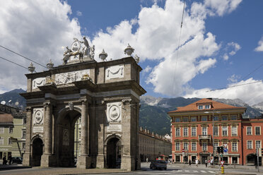 Österreich, Tirol, Innsbruck, Blick auf Triumphbogen mit Menschen im Hintergrund - 13219CS-U