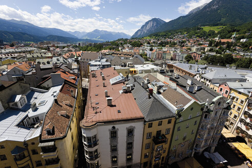 Österreich, Tirol, Innsbruck, Blick auf Stadtbild mit Bergen im Hintergrund - 13218CS-U