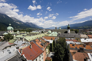 Österreich, Tirol, Innsbruck, Blick auf die Stadt mit goldener Dachziegel - 13216CS-U