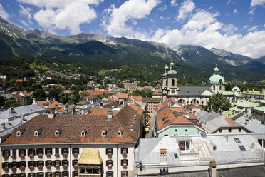 Österreich, Tirol, Innsbruck, Blick auf die Stadt mit goldener Dachziegel - 13214CS-U