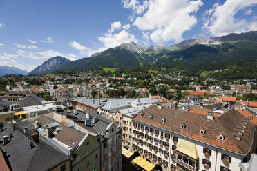 Österreich, Tirol, Innsbruck, Blick auf die Stadt mit goldenem Dachziegel - 13213CS-U