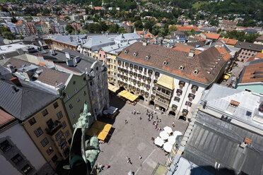 Österreich, Tirol, Innsbruck, Luftbild der Stadt mit goldenem Dachl - 13212CS-U