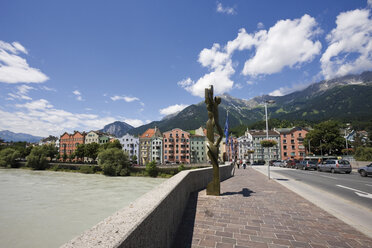 Österreich, Tirol, Innsbruck, Blick auf die Stadt mit Brücke über den Inn - 13211CS-U