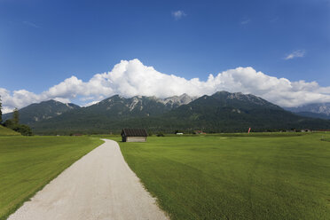 Deutschland, Bayern, Blick auf leere Strecke mit Karwendelgebirge im Hintergrund - 13203CS-U