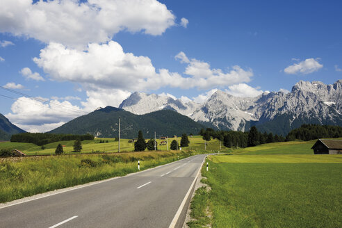 Deutschland, Bayern, Blick auf leere Straße mit Karwendelgebirge im Hintergrund - 13197CS-U
