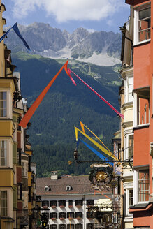 Österreich, Tirol, Innsbruck, Ansicht eines Gebäudes mit Berg im Hintergrund - 13186CS-U