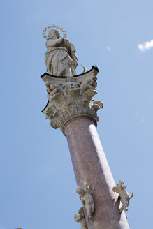 Österreich, Tirol, Innsbruck, Tiefblick auf Statue - 13185CS-U