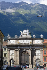 Österreich, Tirol, Innsbruck, Blick auf die Stadt am Triumphbogen - 13184CS-U