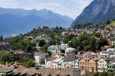 Österreich, Tirol, Innsbruck, Blick auf die Stadt mit Bergen im Hintergrund - 13182CS-U