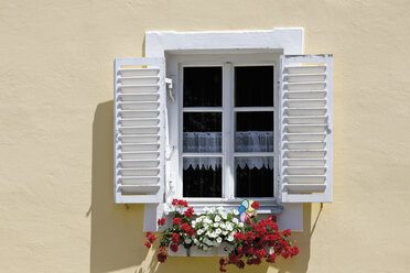 Österreich, Tirol, Innsbruck, Ansicht eines Fensters mit Blumen - 13177CS-U