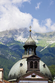 Österreich, Tirol, Innsbruck, Blick auf die Mariahilfkirche mit Bergen im Hintergrund - 13176CS-U