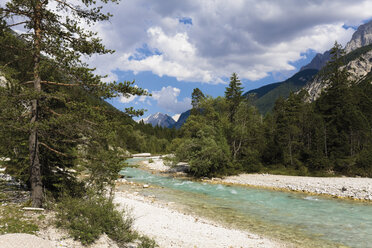 Österreich, Tirol, Hinterautal, Blick auf den Fluss isar, der durch die Berge fließt - 13157CS-U