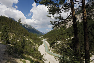 Österreich, Tirol, Hinterautal, Blick auf den Fluss isar, der durch die Berge fließt - 13153CS-U