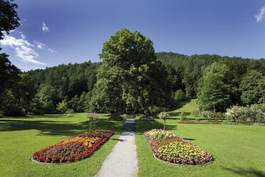 Deutschland, Bayern, Mittenwald, Blick auf den Kurpark - 13150CS-U