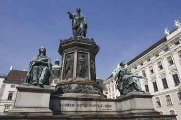 Österreich, Wien, Denkmal von Kaiser Franz I. mit Gebäuden - WWF01283