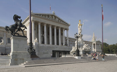 Österreich, Wien, Parlamentsgebäude mit Statuen - WWF01281