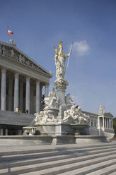Österreich, Wien, Parlamentsgebäude mit Statuen der Pallas Athene - WWF01279