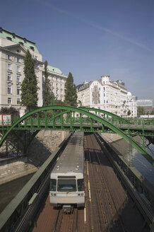 Österreich, Wien, Donaukanal, U-Bahn unter der Brücke mit der Stadt im Hintergrund - WWF01272