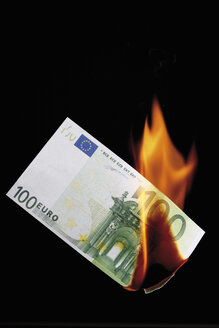brennender 100-Euro-Schein vor schwarzem Hintergrund - 13260CS-U
