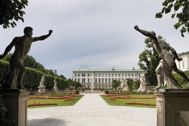 Österreich, Salzburg, Blick auf Schloss Mirabell und Mirabellgarten - 13428CS-U