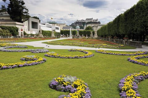 Österreich, Salzburg, Blick auf Salzburger Dom Festung Hohensalzburg und Mirabellgarten (Mirabellgarten), lizenzfreies Stockfoto