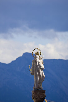 Deutschland, Bayern, Murnau, Blick auf die Marienstatue - 13416CS-U